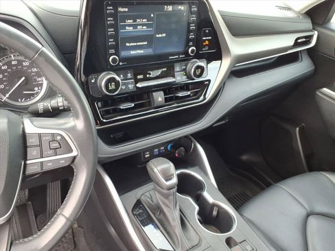 Used 2022 Toyota Highlander XLE AWD/4WD image 36