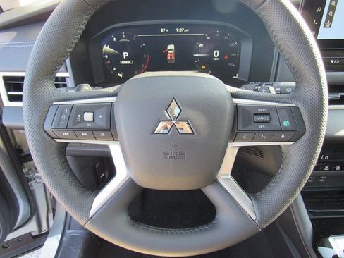 New 2025 Mitsubishi Outlander SE image 24