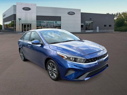 Used 2023 Kia Forte LXS w/ LXS Technology Package FWD image 2