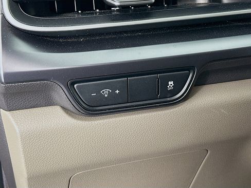 Used 2025 Kia Carnival FWD image 16
