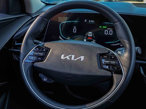 Certified 2025 Kia Niro SX Touring image 9
