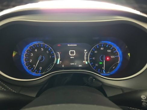 Used 2024 Chrysler Pacifica Touring-L w/ Uconnect Theater Family Group FWD image 7