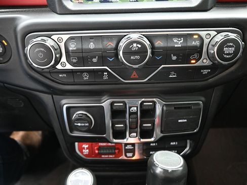 Used 2022 Jeep Gladiator Rubicon w/ LED Lighting Group AWD/4WD image 17