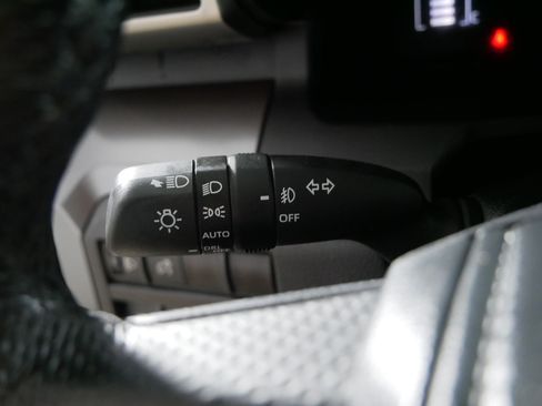 Certified 2024 Toyota Tacoma SR5 AWD/4WD image 32