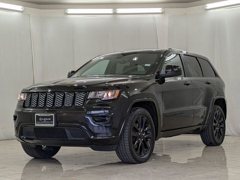 Used 2017 Jeep Grand Cherokee Altitude image 4