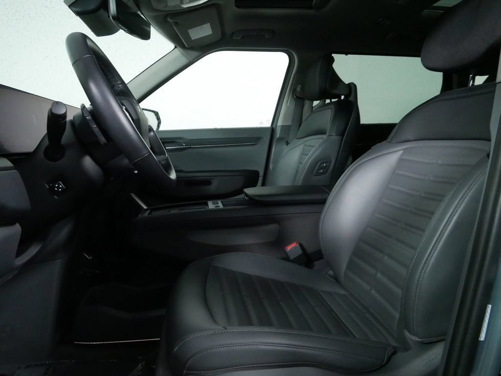 Used 2024 Kia EV9 Land AWD/4WD image 17