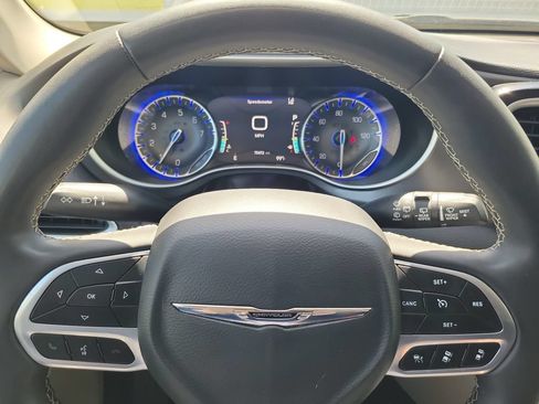 Used 2023 Chrysler Pacifica Touring-L FWD image 21