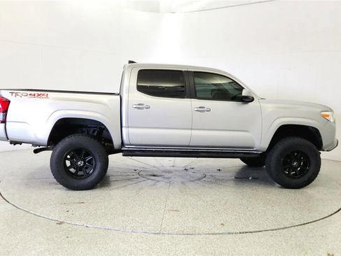 Used 2018 Toyota Tacoma SR w/ SR Convenience Package image 8
