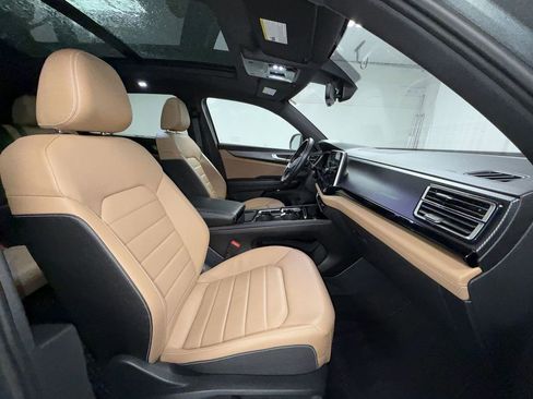 Used 2024 Volkswagen Atlas Cross Sport SEL R-Line AWD/4WD image 5