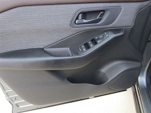 Used 2023 Nissan Rogue S image 10