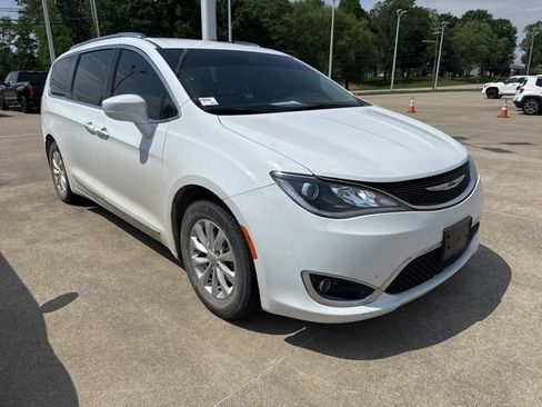 Used 2018 Chrysler Pacifica Touring-L FWD image 8