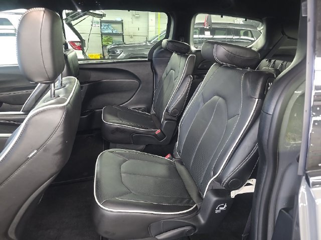 Used 2025 Chrysler Pacifica Limited FWD image 8