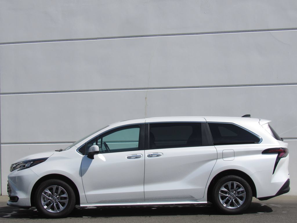 Used 2025 Toyota Sienna XLE FWD image 4