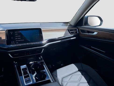 Used 2024 Volkswagen Atlas SE image 21