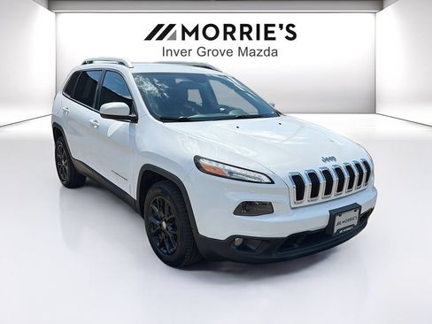 Used 2018 Jeep Cherokee Latitude Plus w/ Cold Weather Group FWD image 3