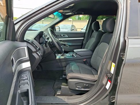 Used 2017 Ford Explorer XLT w/ Equipment Group 201A AWD/4WD image 16
