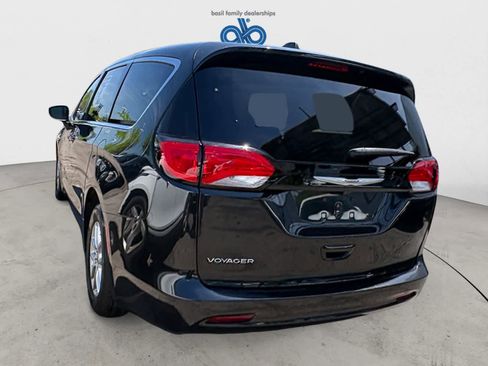 Used 2023 Chrysler Voyager LX FWD image 5