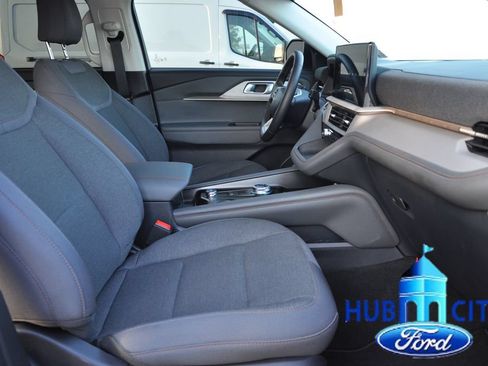 Used 2025 Ford Explorer Active RWD image 16