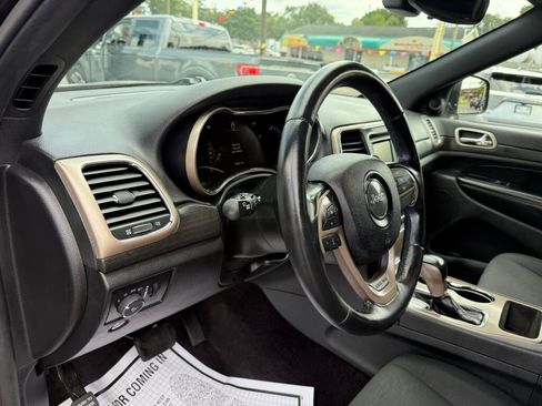 Used 2017 Jeep Grand Cherokee Laredo w/ Quick Order Package 23E image 12