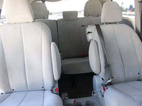 Used 2013 Toyota Sienna LE FWD image 20