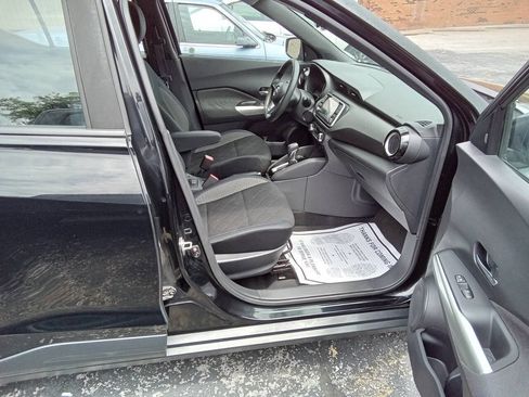 Used 2018 Nissan Kicks SV FWD image 3