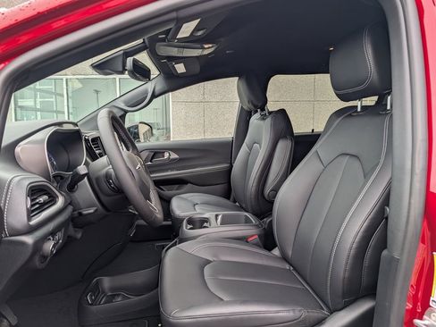 New 2026 Chrysler Pacifica Select AWD/4WD image 5