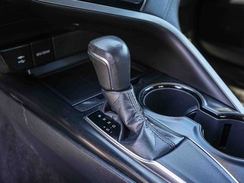 Used 2019 Toyota Camry SE FWD image 19