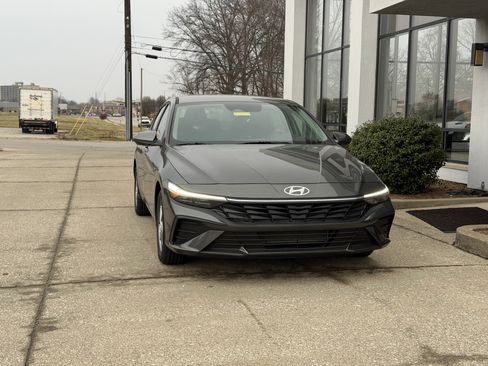 New 2026 Hyundai Elantra SE FWD image 13