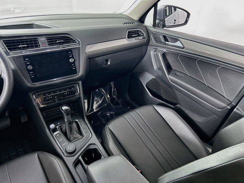 Certified 2022 Volkswagen Tiguan SE w/ Panoramic Sunroof Package AWD/4WD image 23
