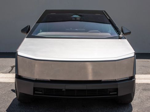 Used 2025 Tesla Cybertruck AWD Crew Cab image 4