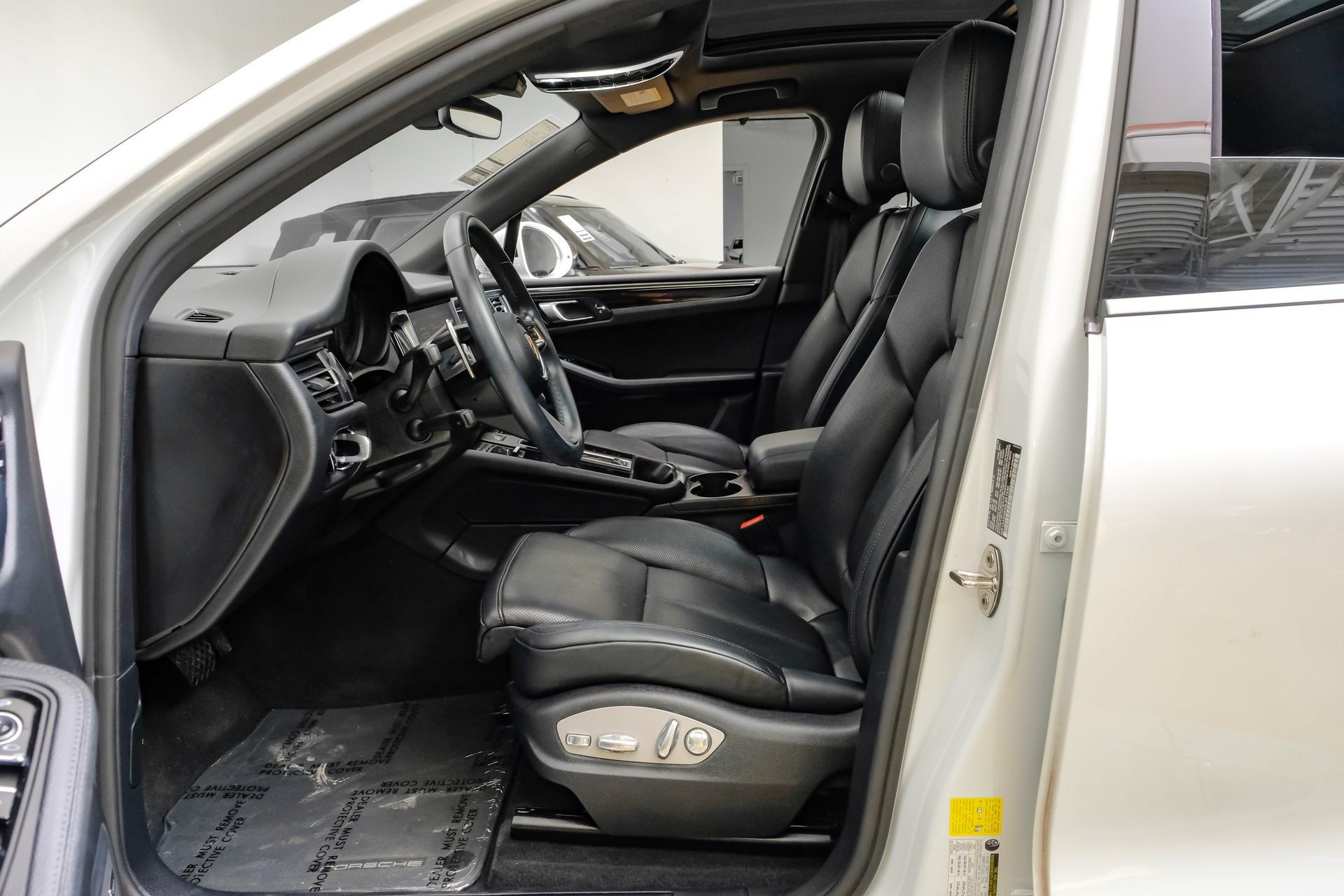 Used 2024 Porsche Macan w/ Premium Plus Package AWD/4WD image 4