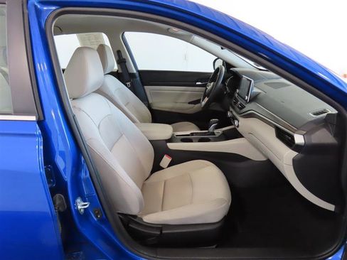 Used 2025 Nissan Altima 2.5 SV FWD image 34