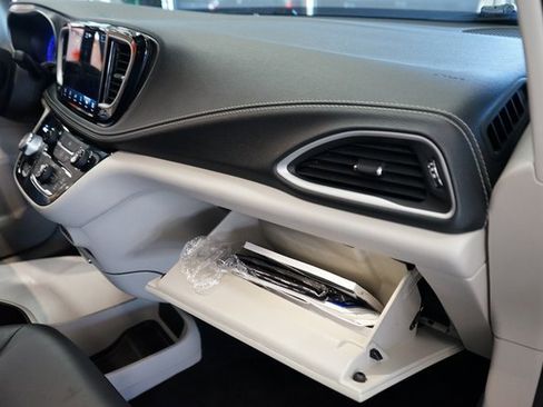 Used 2022 Chrysler Pacifica Touring-L image 43