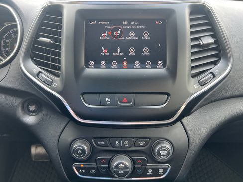 Used 2019 Jeep Cherokee Latitude Plus w/ Comfort/Convenience Group AWD/4WD image 12