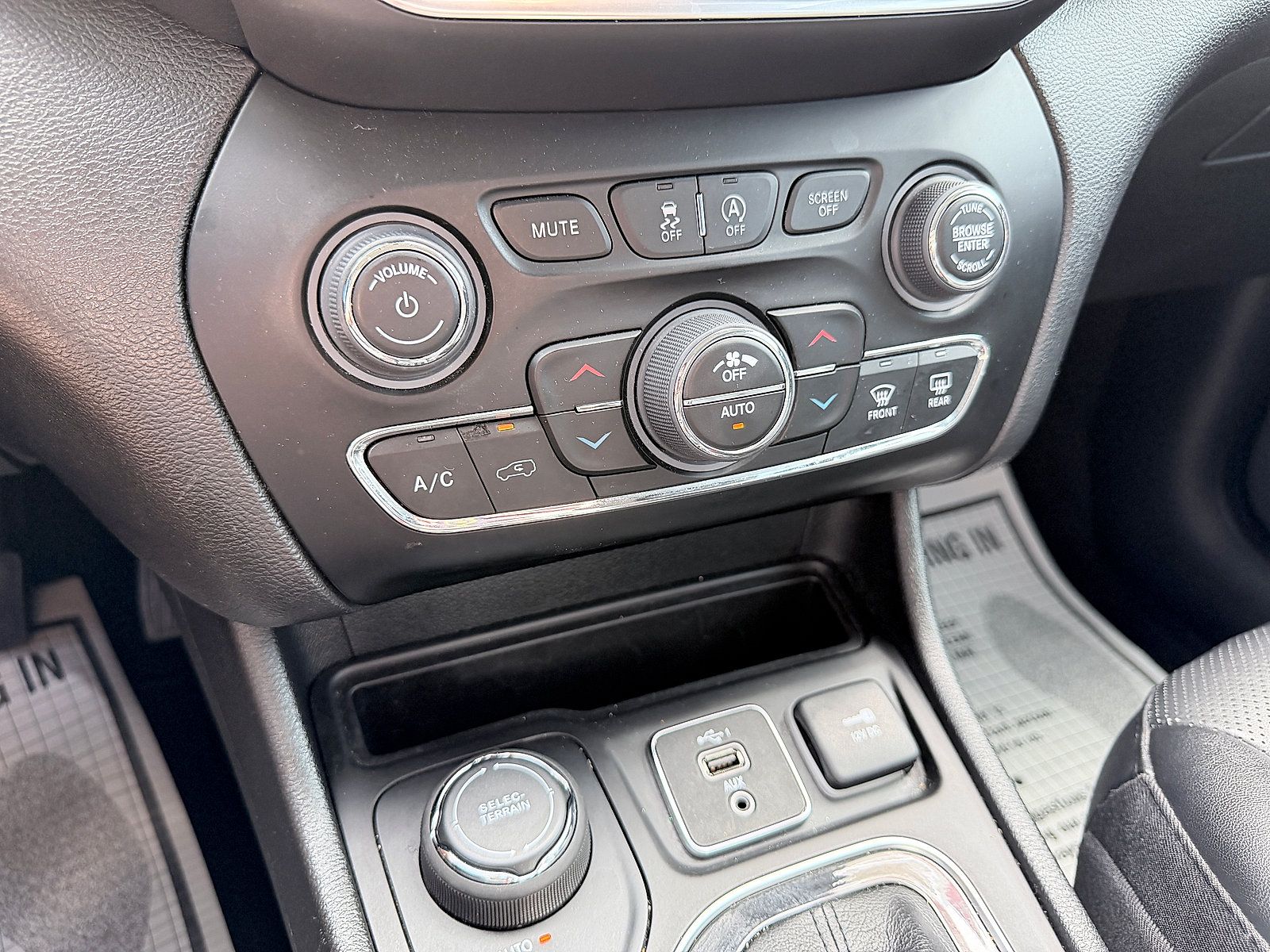 Used 2023 Jeep Cherokee Altitude Lux AWD/4WD image 32