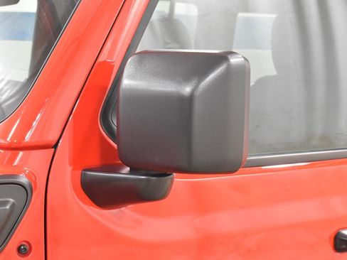 Used 2025 Jeep Wrangler Sahara image 33