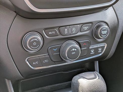Used 2019 Jeep Cherokee Latitude w/ Cold Weather Group AWD/4WD image 16