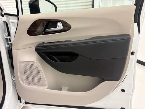 Used 2023 Chrysler Pacifica Limited FWD image 35