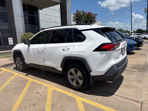 Used 2022 Toyota RAV4 LE AWD/4WD image 4