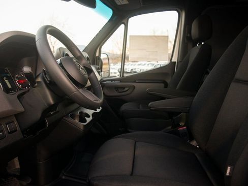 Used 2025 Mercedes-Benz Sprinter 2500 image 31