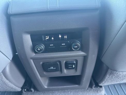 Used 2018 Chevrolet Traverse LT image 13