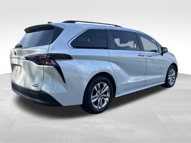 Used 2024 Toyota Sienna XLE w/ XLE Plus Package AWD/4WD image 5