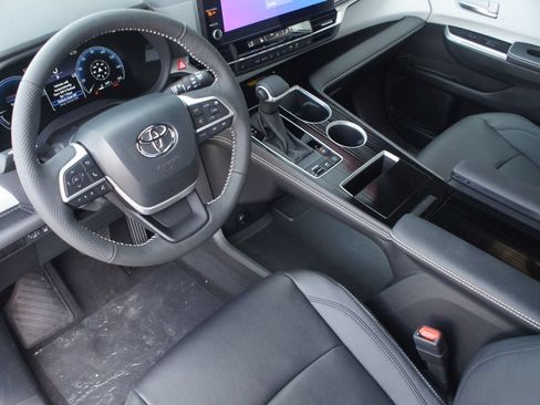 Used 2026 Toyota Sienna XSE FWD image 14