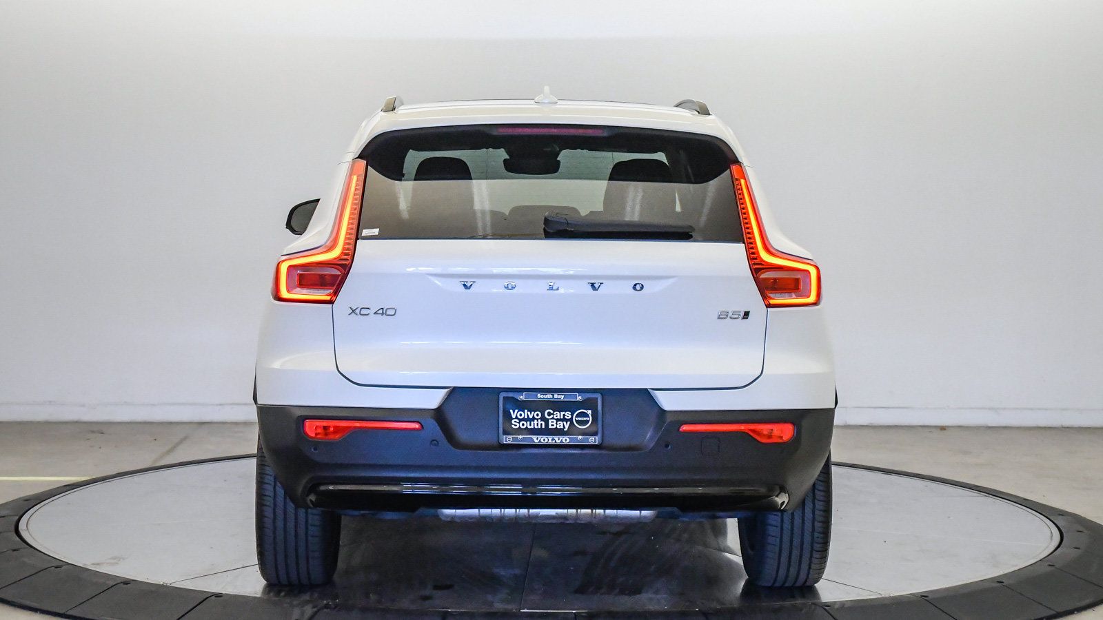 Certified 2026 Volvo XC40 B5 Plus AWD/4WD image 3
