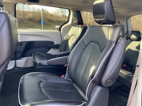 Used 2022 Chrysler Pacifica Limited image 24