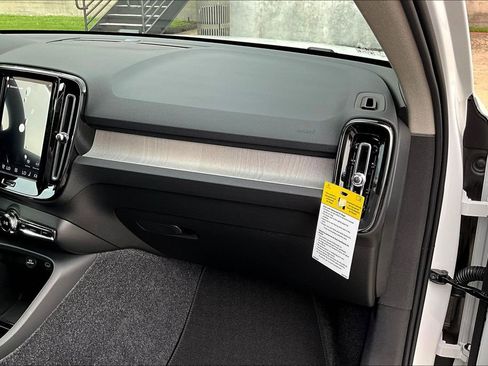 New 2026 Volvo XC40 B4 Plus w/ Protection Package Premier FWD image 18