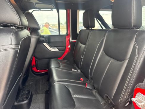 Used 2015 Jeep Wrangler Unlimited Rubicon AWD/4WD image 15