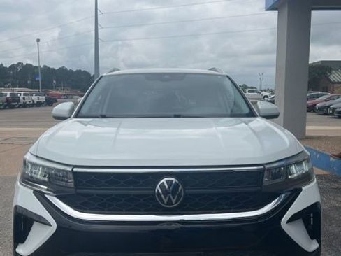 Used 2023 Volkswagen Taos SE AWD/4WD image 3