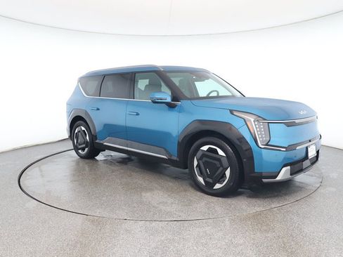 Used 2024 Kia EV9 Land image 7
