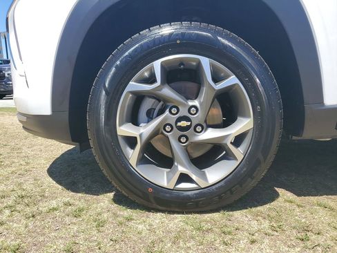 Used 2025 Chevrolet Trax LT FWD image 7